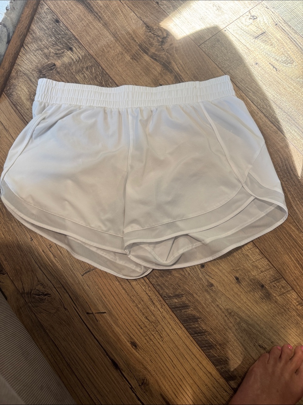 Women’s Athleta white mesh racer run shorts M